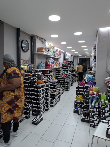 intérieur des magasins de chaussures du quartier de Garibaldi