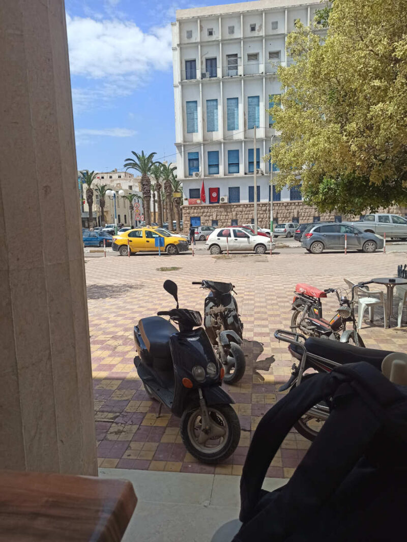 Vue sur la rue depuis la terrasse du café