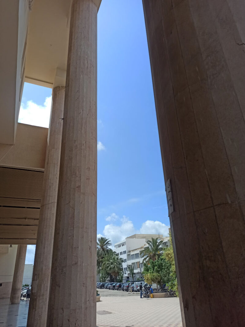 Vue sur la place depuis le parvis de la gare Léa Reville