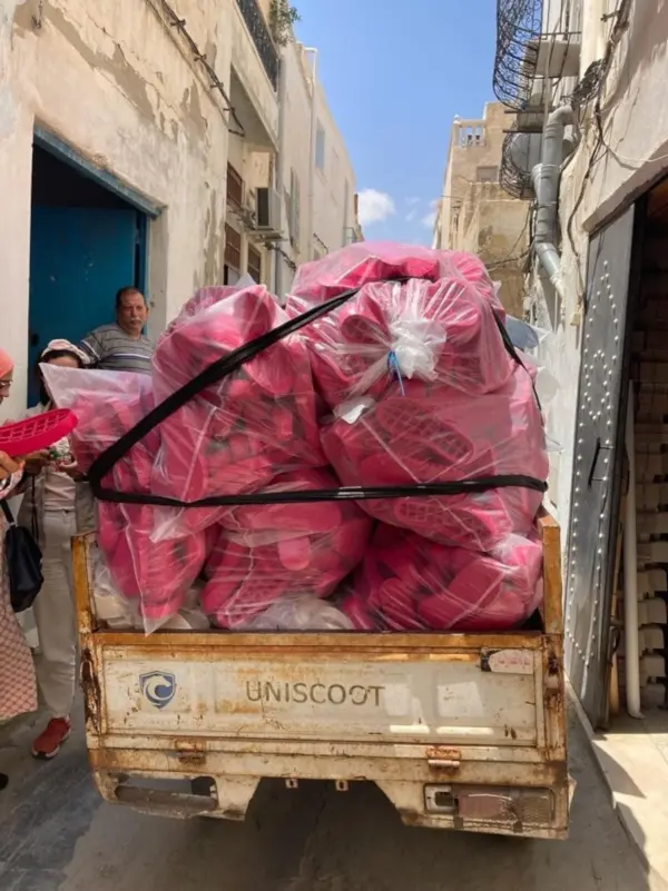 figure 2. Un tricycle, ou “tok-tok”, chargé de semelles dans le quartier des cordonniers (Sfax, Tunisie). Crédits Sami Ben Fguira, Sahar Chamtouri, Emna Frikha, Pascale Froment, Sabeh Heni