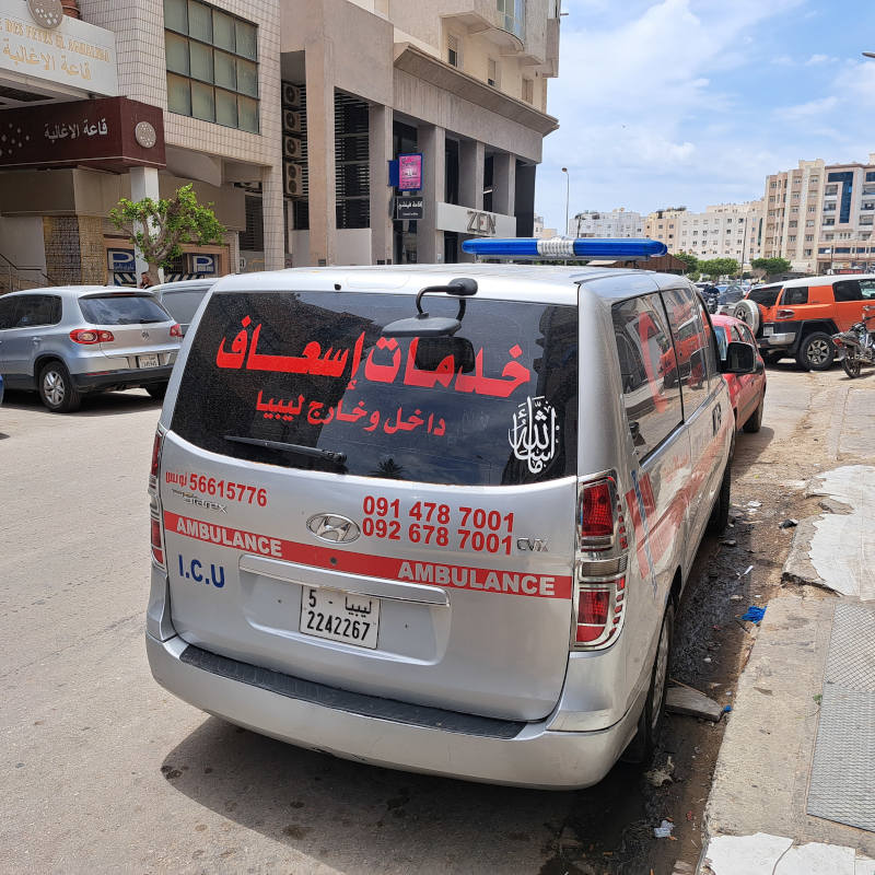 Une ambulance Libyenne stationnée dans le quartier Sfax el Jadida