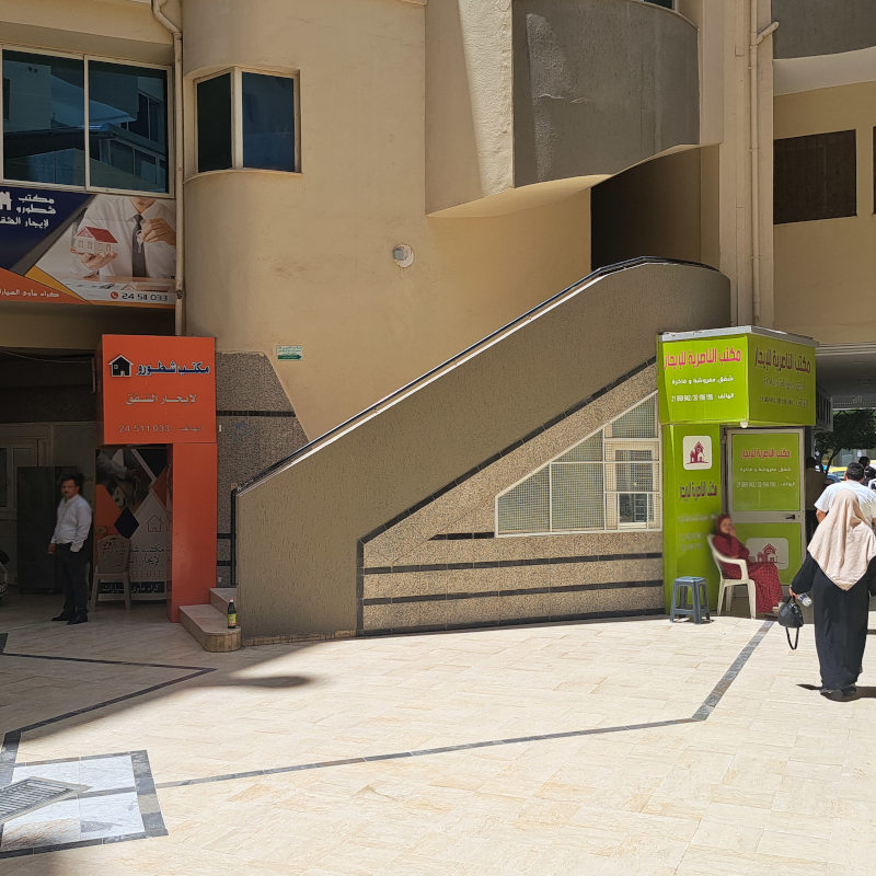 2 agences de location situées sous un escalier, au centre d’un ilôt, quartier Sfax el Jadida